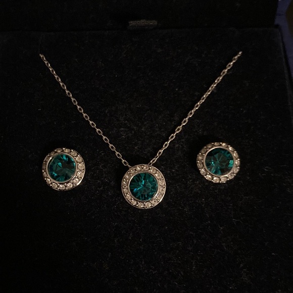 Swarovski Green Pendant and earrings - Picture 2 of 2